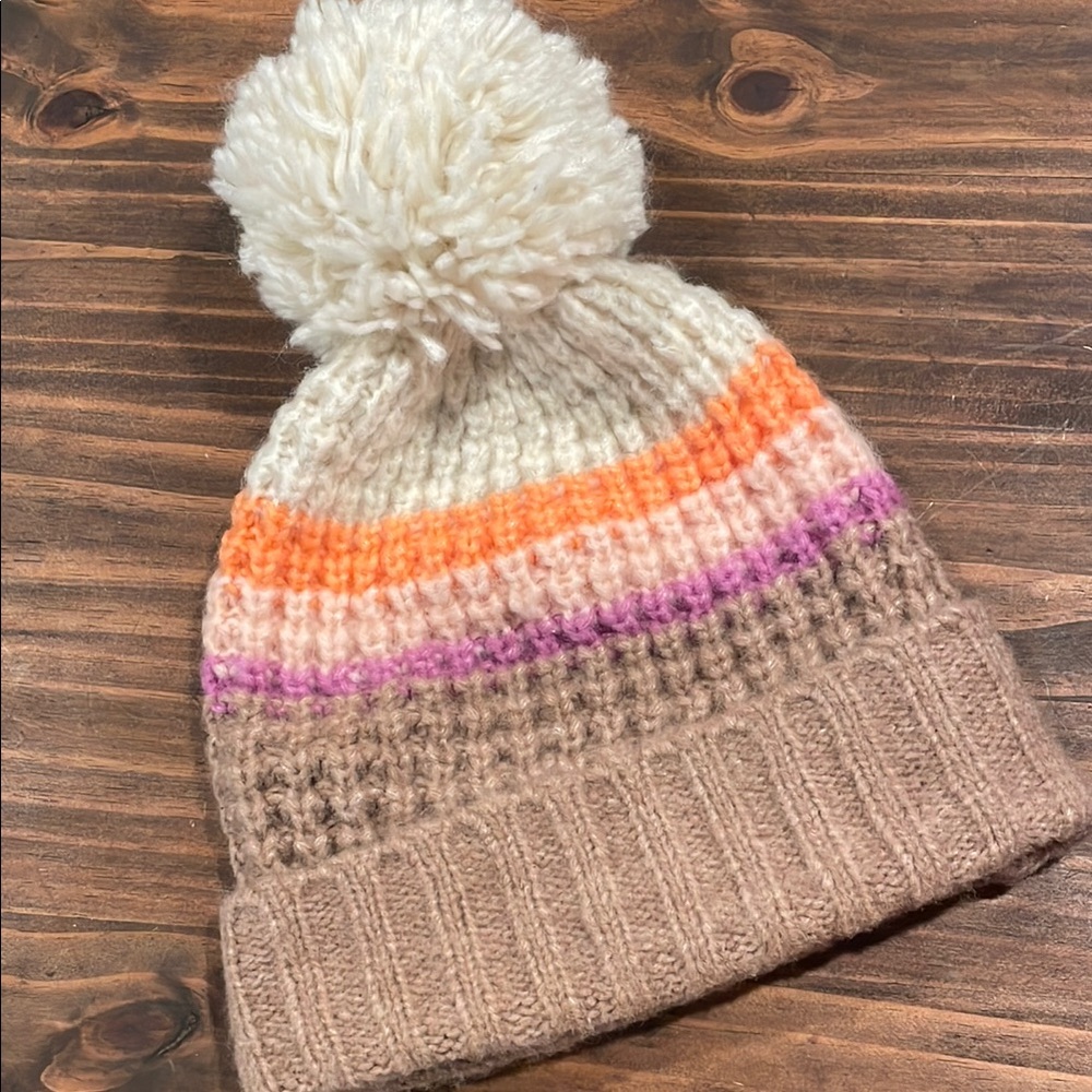 Universal threads beanie with large Pom Pom!